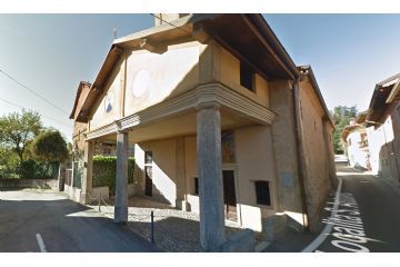 Facciata della chiesa di Sant'Antonio dalla quale si intravede il Crocifisso affrescato da Bartolomeo Maggi